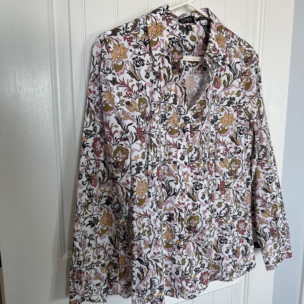 Jones, New York long sleeve button-down blouse